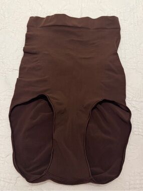 SKIMS Seamless Sculpt High Waist Briefs in the cocoa brown shade.2XL/3XL